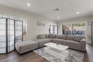 Televisión, chimenea, libros y oficina 