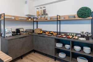 Se ofrece un desayuno bufé (40 RON por persona)