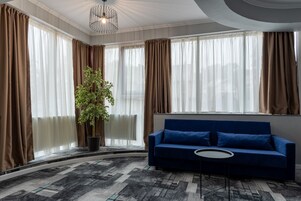 Junior-sv íta | Skrifborð, vinnuaðstaða fyrir fartölvur, myrkratjöld/-gardínur