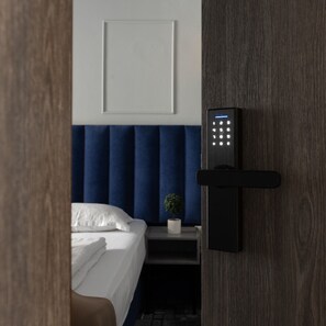 Desk, laptop workspace, blackout drapes, iron/ironing board - Hotel Paso (Cluj-Napoca)