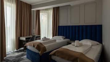 Habitación Deluxe con 2 camas individuales | 1 dormitorio, escritorio, espacio para trabajar con un portátil