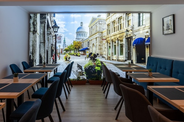 Desayuno buffet diario (RON 40 por persona)