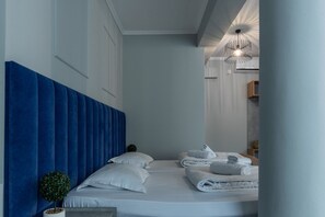 Skrifborð, vinnuaðstaða fyrir fartölvur, myrkratjöld/-gardínur