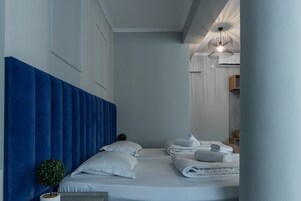 Escritorio, espacio para trabajar con un portátil, cortinas opacas