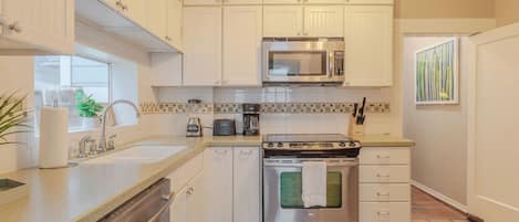 雪櫃、微波爐、焗爐、爐具