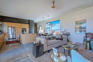 Smart TV, chimenea, libros, oficina