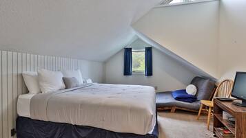 2 bedrooms, travel crib, WiFi, bed sheets