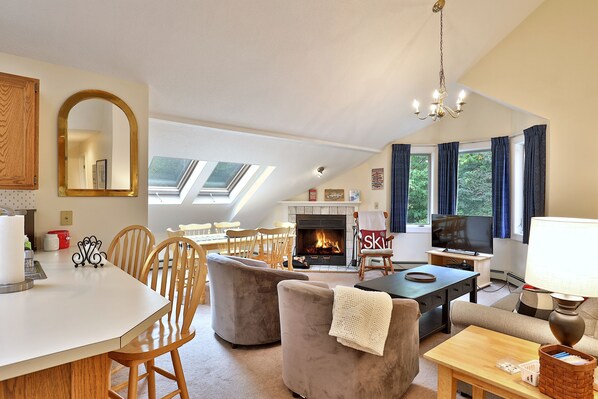 TV, fireplace - Pico Family Ski Condo - 2 Bedroom / 1 Bath - Ski On/Off. E306 (Killington)