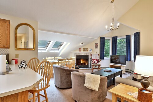 Pico Family Ski Condo - 2 Bedroom / 1 Bath - Ski On/Off. E306