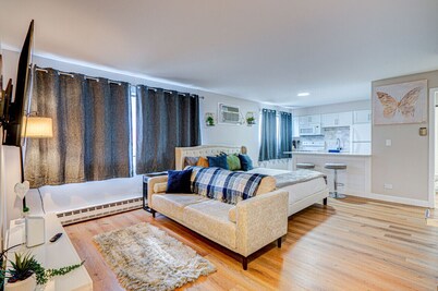 Studio- King Bed| HDTV| Airport| Safe Neighborhood