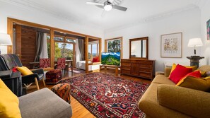Smart TV - Banksia Tops with views to The Three Sisters (Leura)