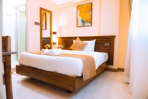 Escritorio, espacio para trabajar con laptop y wifi gratis 