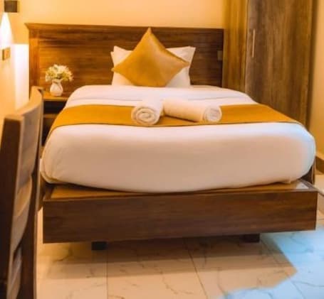 Escritorio, espacio para trabajar con laptop y wifi gratis