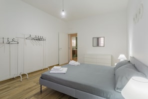 2 chambres, bureau, fer et planche Ă repasser, lit parapluie