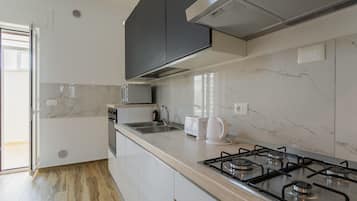 Kühlschrank, Mikrowelle, Ofen, Herdplatte