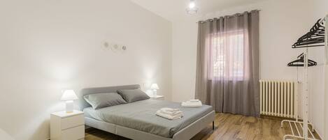 2 slaapkamers, een bureau, een strijkplank/strijkijzer, reisbedje