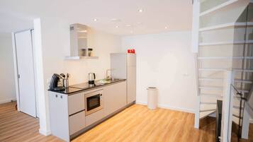 Geladeira, micro-ondas, fogão, cooktop