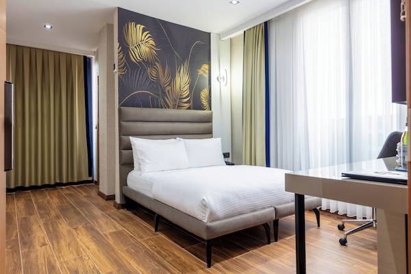 Escritorio, sistema de insonorización y wifi gratis