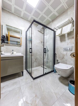 Dusche, Regendusche, kostenlose Toilettenartikel, Hausschuhe