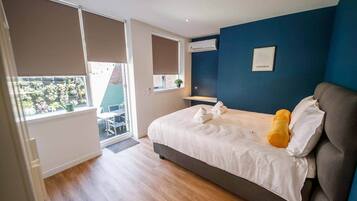 Desk, iron/ironing board, WiFi, bed sheets