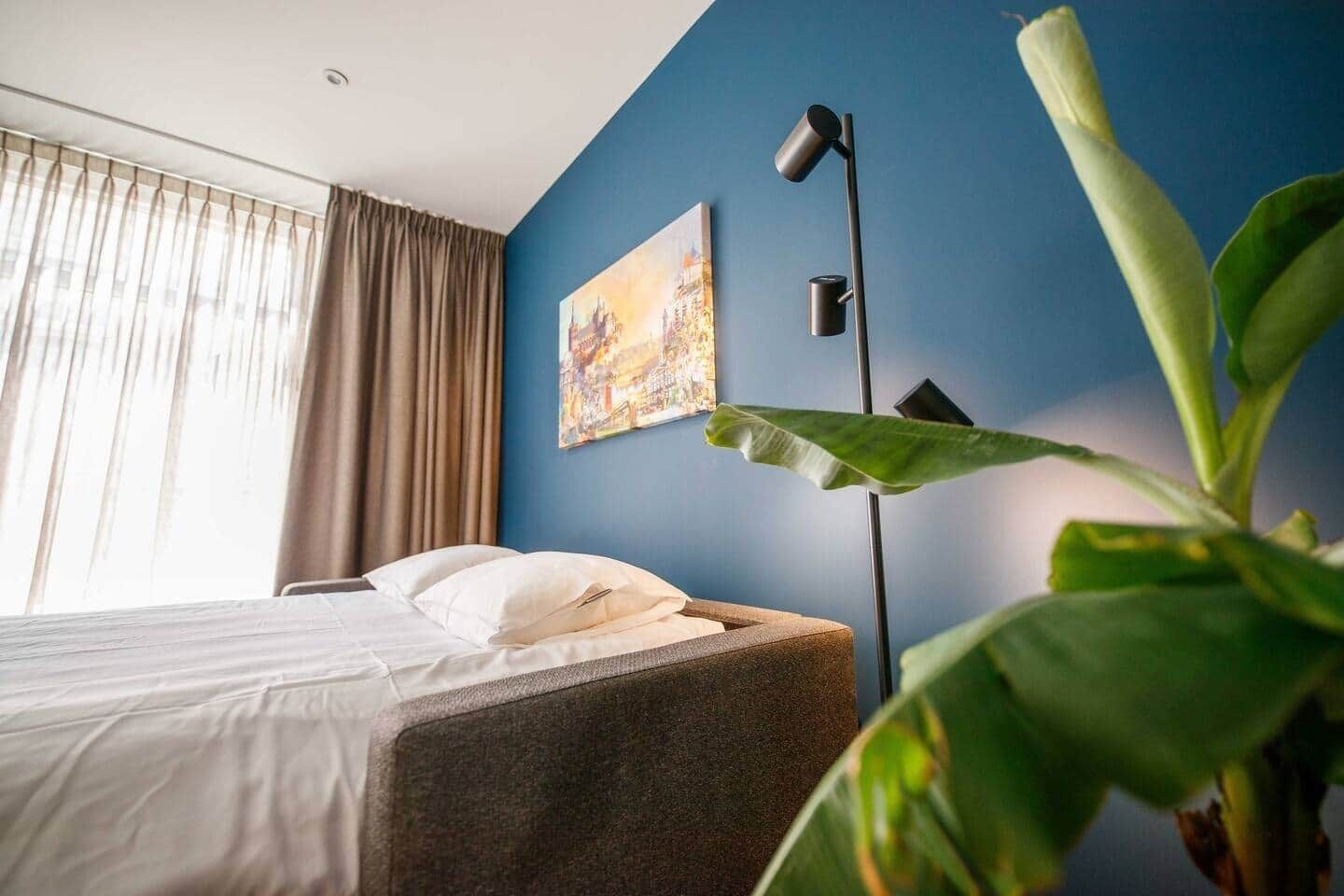 Een bureau, een strijkplank/strijkijzer, wifi, beddengoed