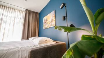 Een bureau, een strijkplank/strijkijzer, wifi, beddengoed