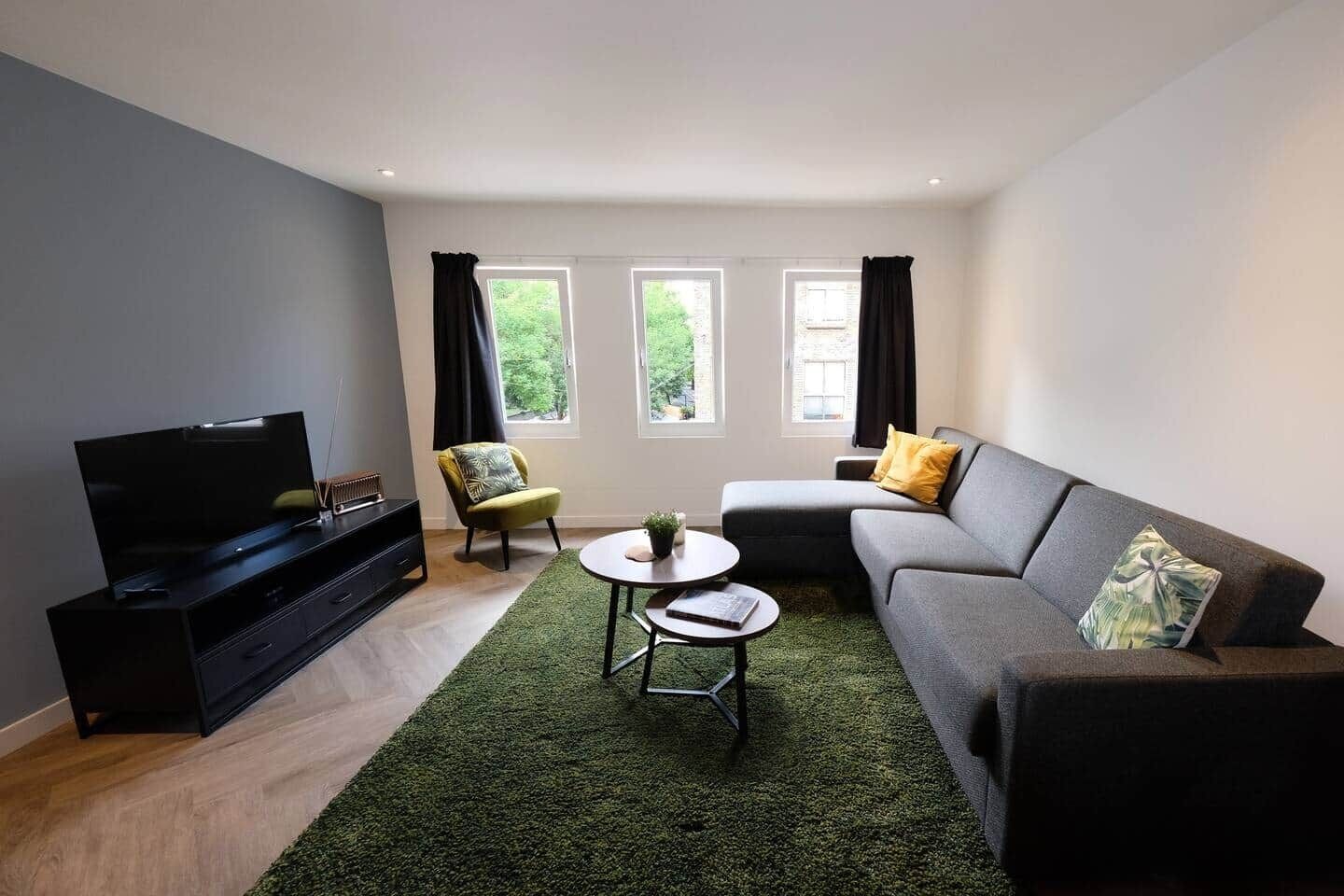 Una televisión, una chimenea, una oficina