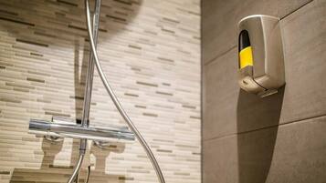 Dusche, Haartrockner, Handtücher