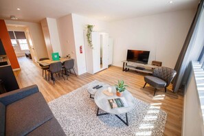 Télévision, chaîne hi-fi, espaces bureaux