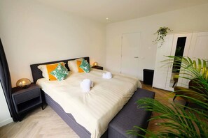 Iron/ironing board, WiFi, bed sheets - Luxury 60m2 Apartment with Terrace (R-65-A) (Eindhoven)