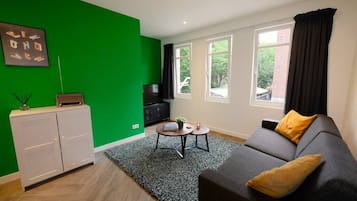 Een televisie, een stereo en een kantoor