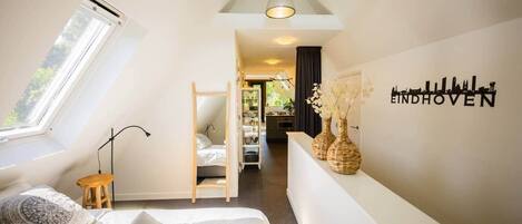 Desk, iron/ironing board, WiFi, bed sheets