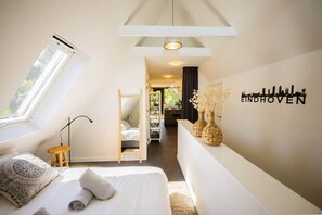 Desk, iron/ironing board, WiFi, bed sheets