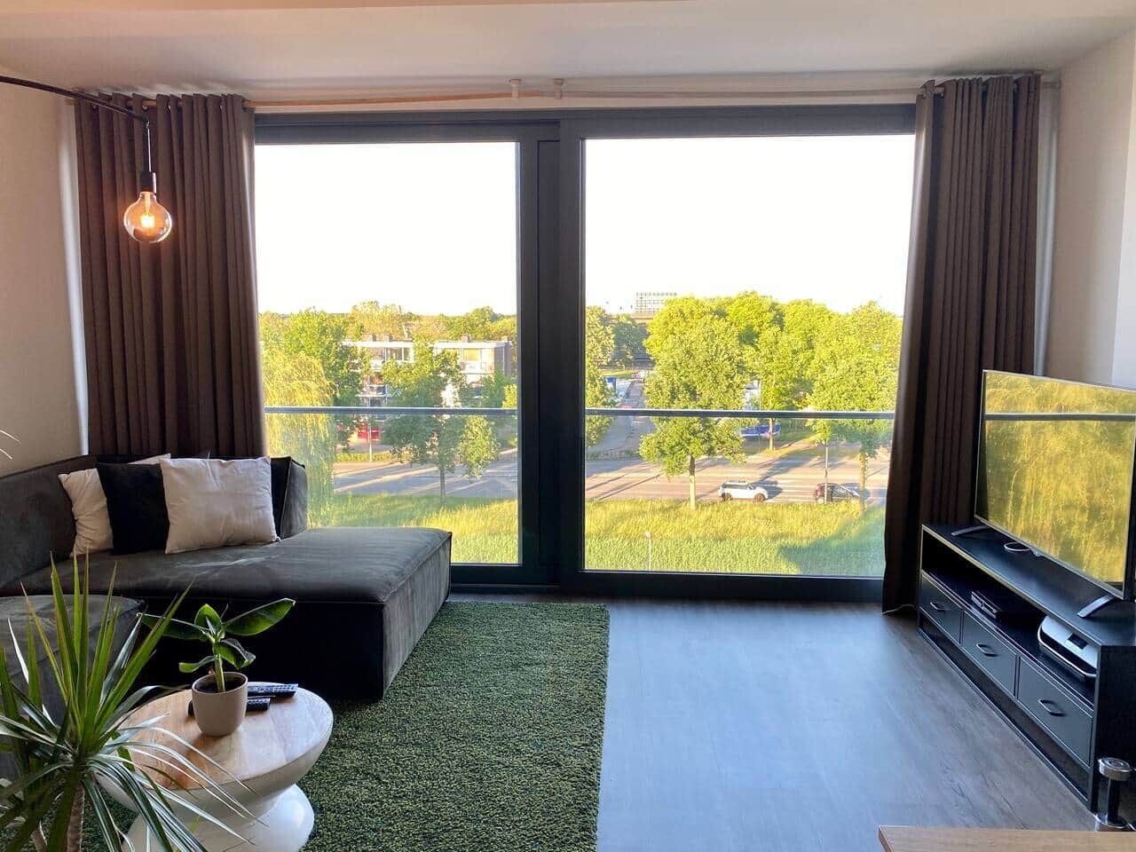 Een televisie en een kantoor