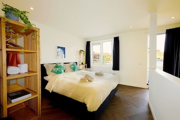 Queen-size hotel boxspring bed, premium quality for great sleep comfort
