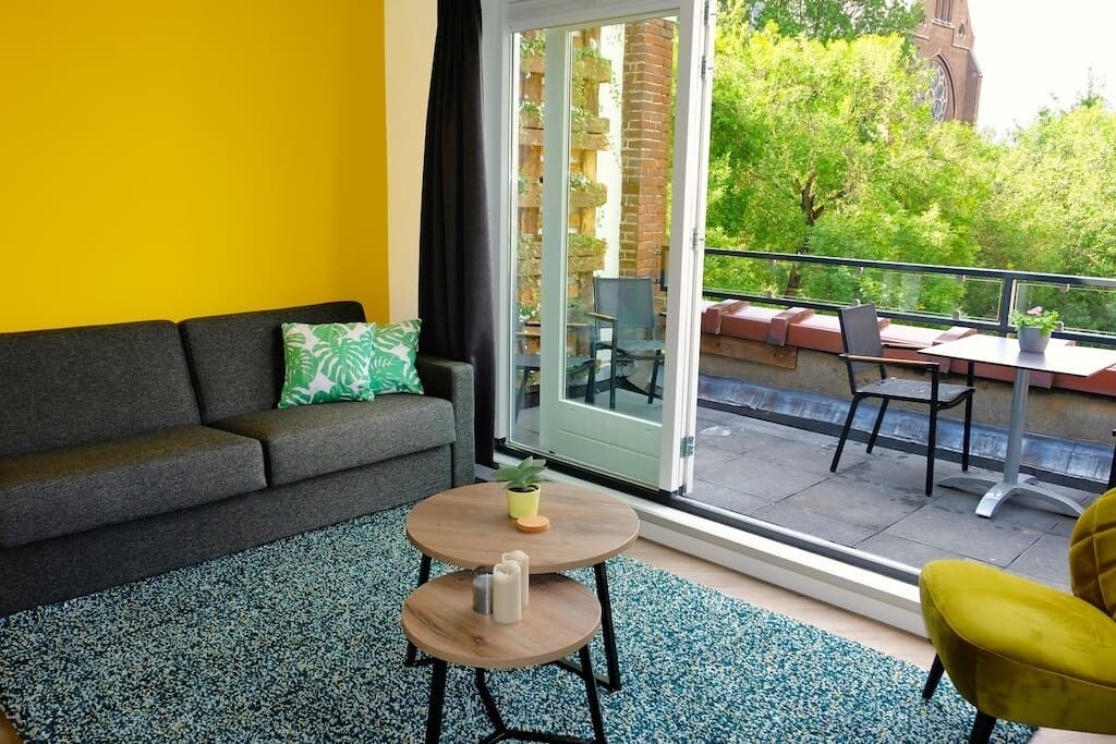 Een televisie en een kantoor