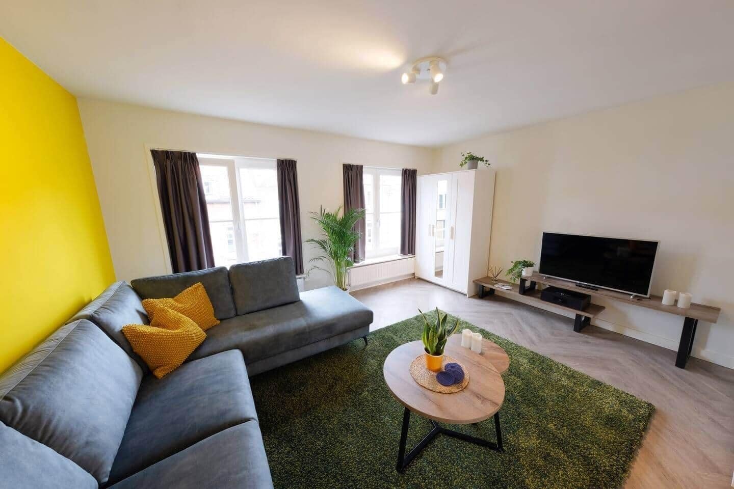 Een televisie en een kantoor