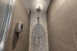 Douche, sèche-cheveux