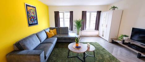 Televisie, een stereo en een kantoor