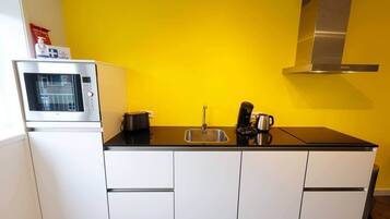 Kjøleskap, mikrobølgeovn, ovn og oppvaskmaskin