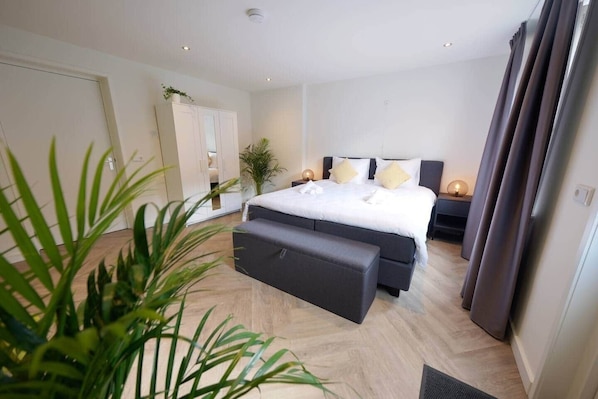 1 slaapkamer, een strijkplank/strijkijzer, wifi, beddengoed
