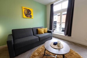 Een televisie en een kantoor