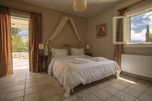 2 quartos, cofres nos quartos, escrivaninha