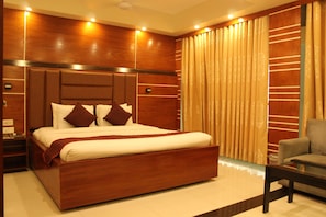 Executive Double Room | Desk, soundproofing, free WiFi, bed sheets