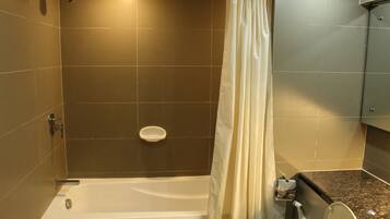 Executive Double Room | Bathroom | Slippers, towels