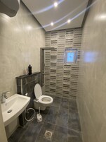 Apartamento familiar, 2 habitaciones | Baño | Secador de pelo, albornoces y toallas