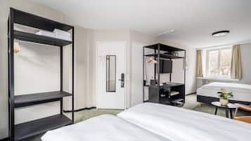 Habitación cuádruple superior | Caja de seguridad en la habitación y tabla de planchar con plancha