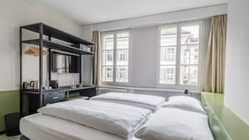 City Double Room | 羽絨被、房內夾萬、書桌、熨斗/熨衫板