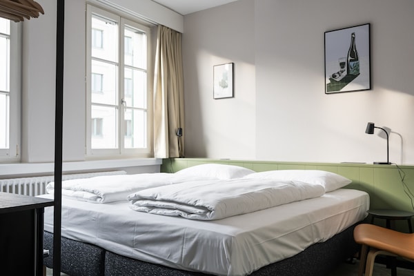 City Double Room | Dundyner, safe på rommet, skrivebord og strykejern/-brett