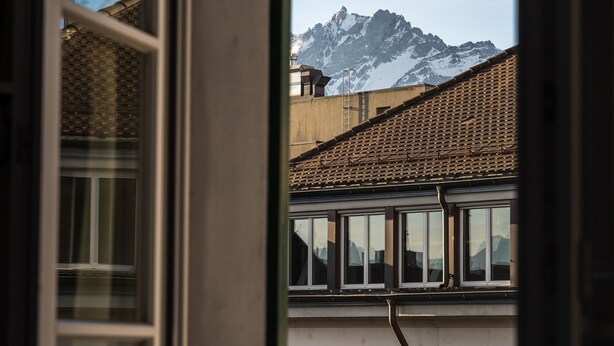 A view through a window with a mountain in the background. - Hotel Goldener Stern – Self check-in (Lucerne)